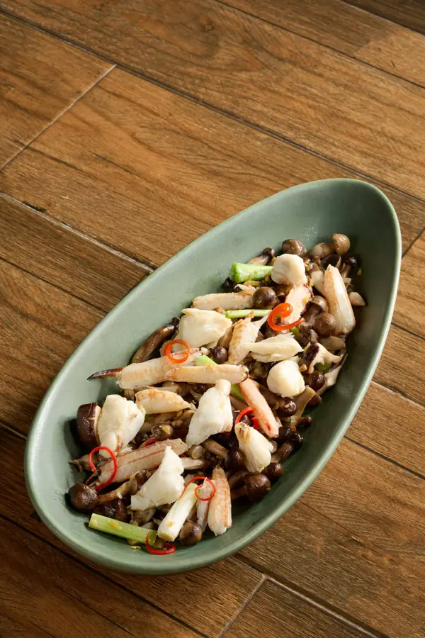 Termite mushrooms stir-fried with crab meat