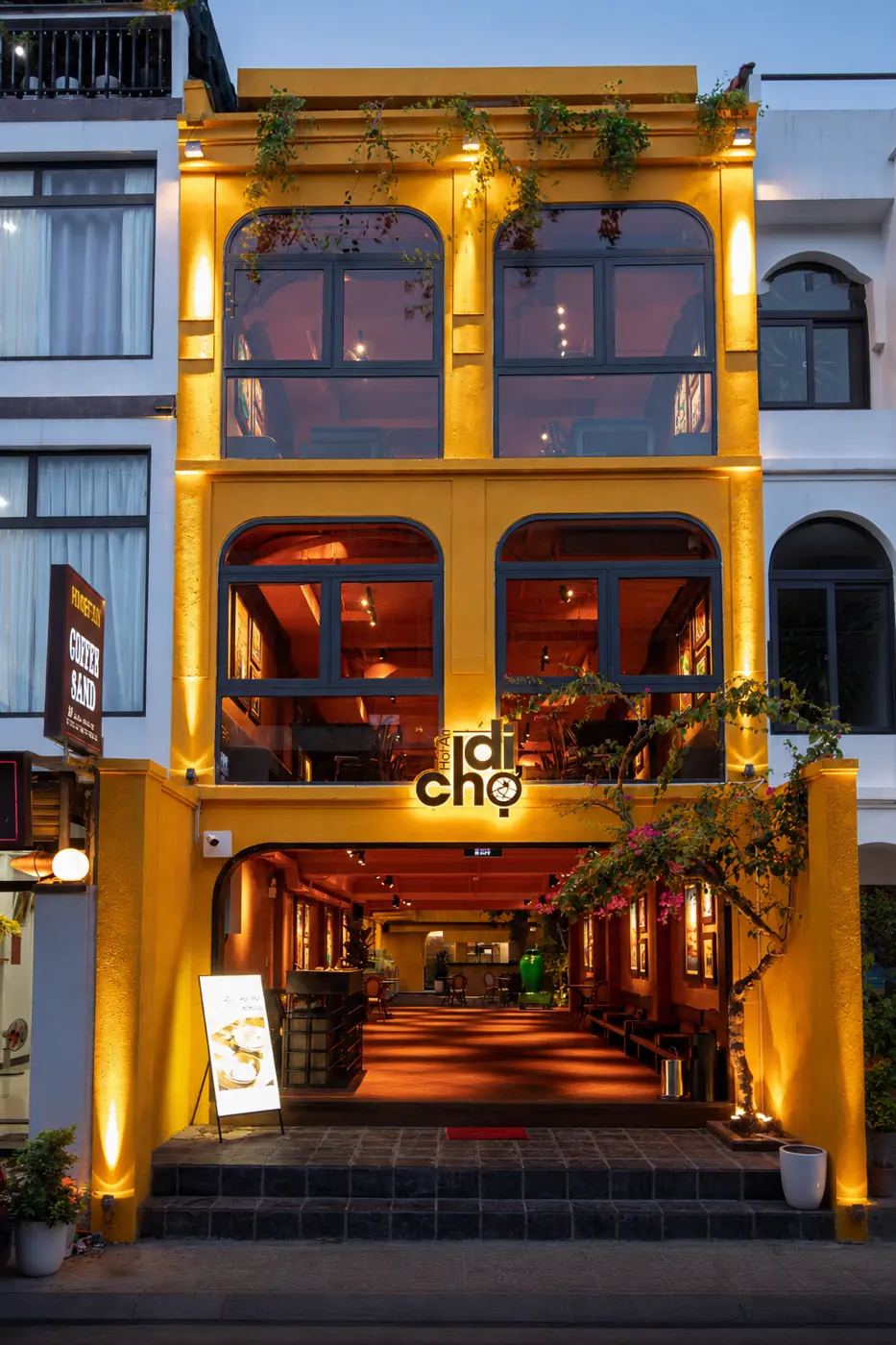 Đi Chợ Hội An at dusk — old town yellow house with lanterns